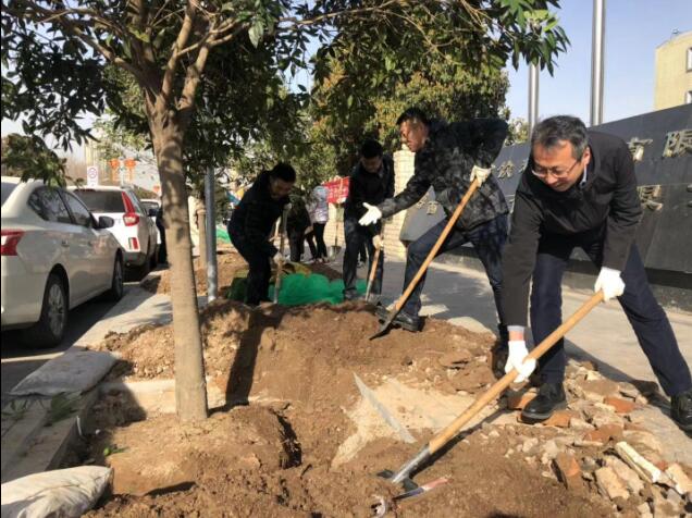 經(jīng)發(fā)集團(tuán)本部全員開展春季義務(wù)植樹活動(dòng)，為經(jīng)開添新綠增新妝